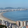 Nada melhor como uma corrida na praia ou um jogo de futebol na areia. Santos-SP