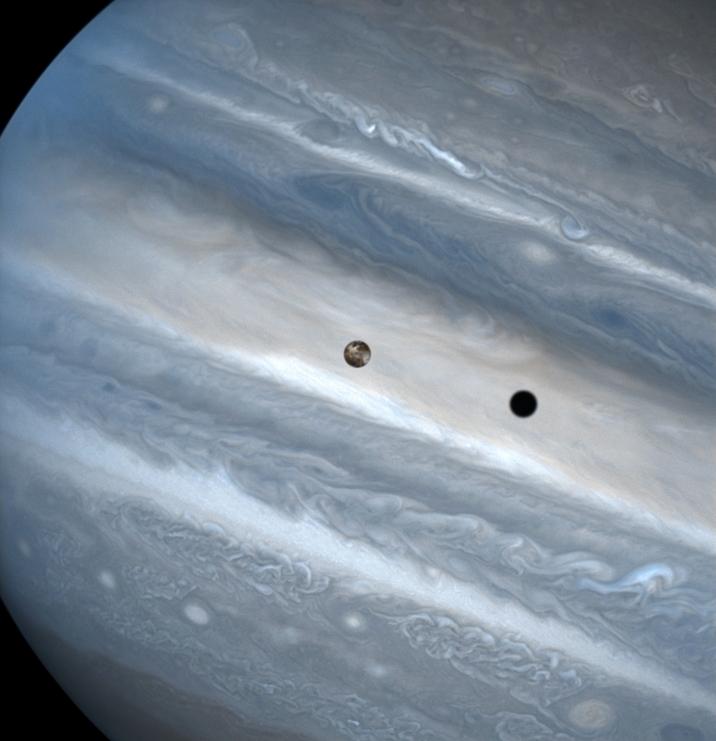 Eclipse causado satélite natural Io orbitando o planeta Júpiter. Fonte Wikipédia, 2020